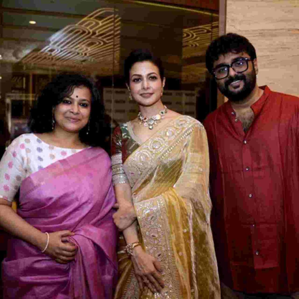 পরিচালক অন্নপূর্ণা এবং চিত্রনাট্যকার সদীপ ভট্টাচার্যের সঙ্গে কোয়েল। নিজস্ব চিত্র।