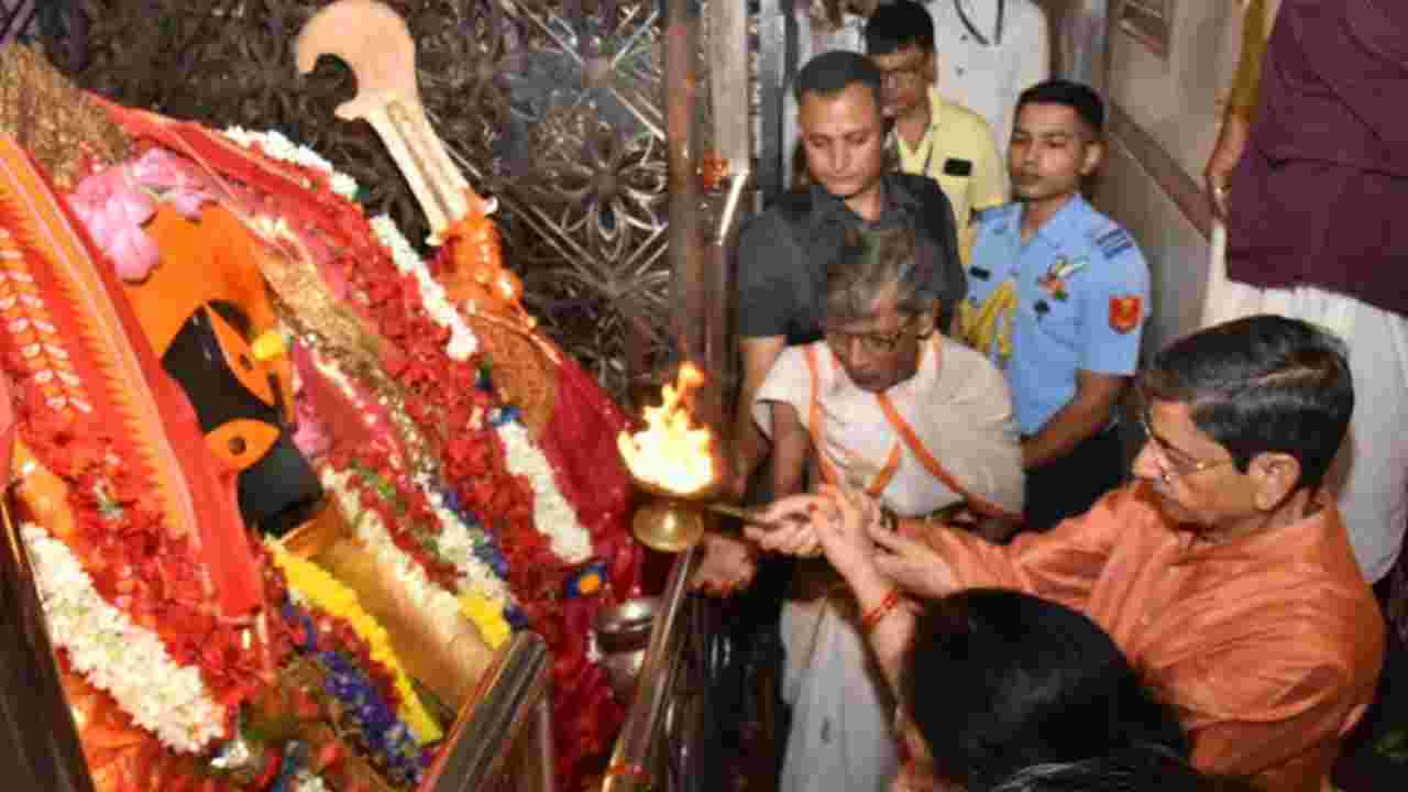 পালাবদলের পরদিনই কালীঘাটে রাজ্যপাল! কী বার্তা দিলেন?