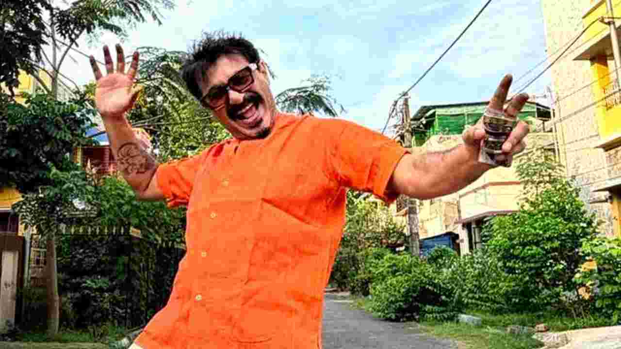 গেরুয়া পোশাক বিতর্কে মুখ খুললেন শিলাজিৎ, নতুন সরকারের কাছে কী কী দাবি করলেন?