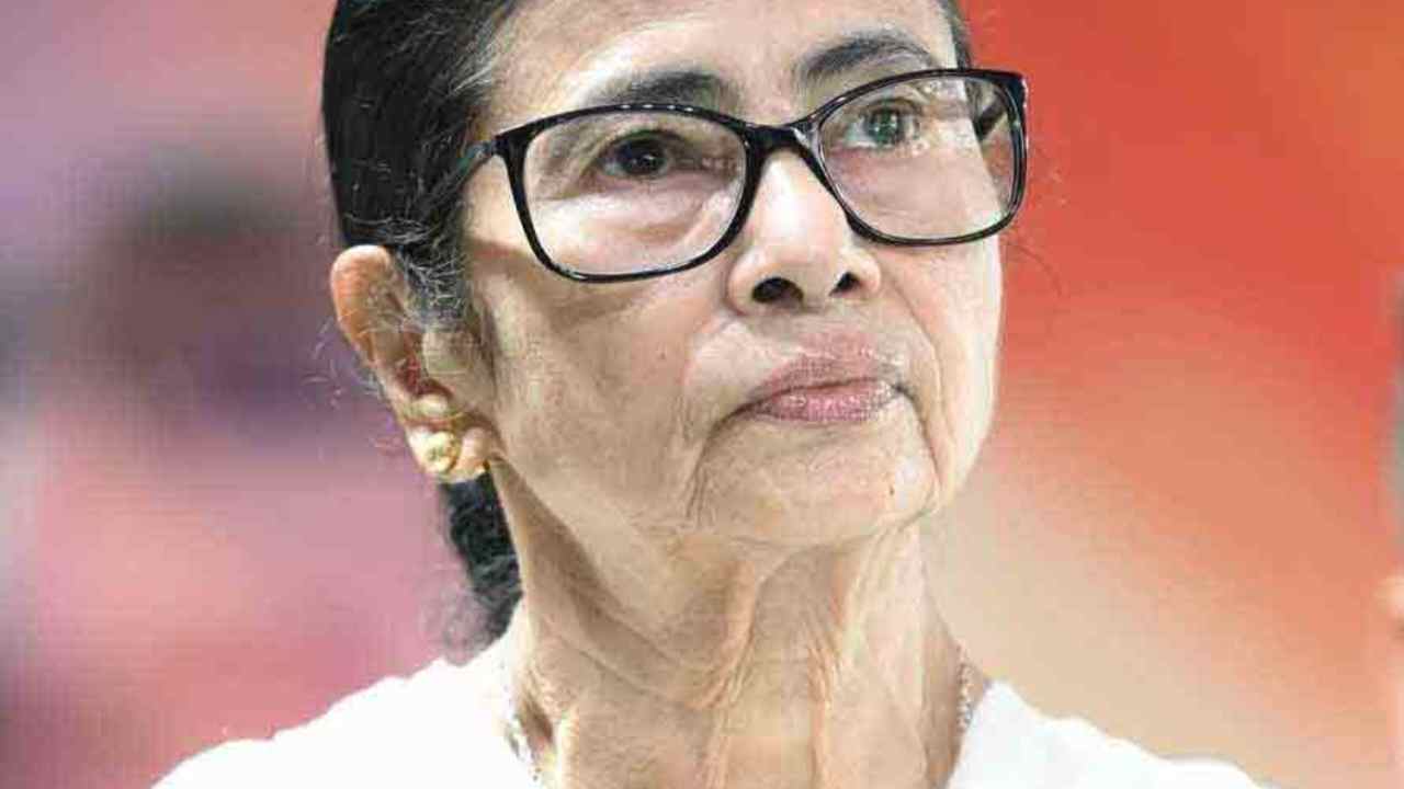 সরকারের মেয়াদ শেষ, তবু সমাজমাধ্যমে ‘মুখ্যমন্ত্রী’ পরিচয় বহাল মমতার