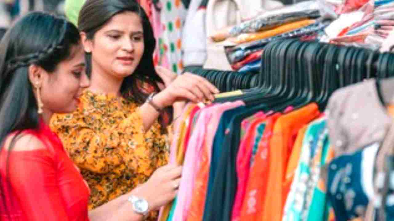 Lifestyle: নতুন জামা কিনেই পরছেন? আগে না ধুলে ত্বকের ক্ষতির ঝুঁকি বাড়তে পারে