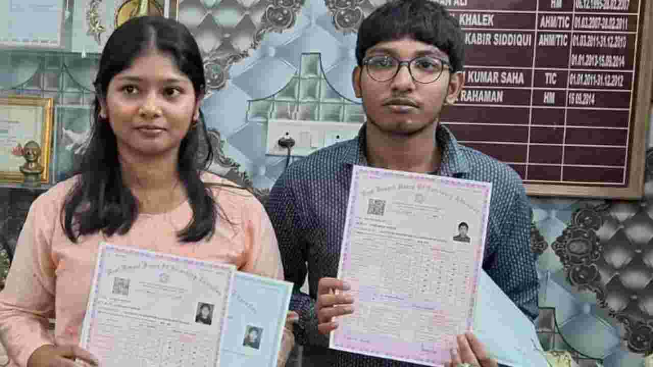 মাধ্যমিকে অভাবনীয় কাণ্ড! একই নম্বর পেয়ে নজর কাড়ল সামশেরগঞ্জের যমজ ভাইবোন