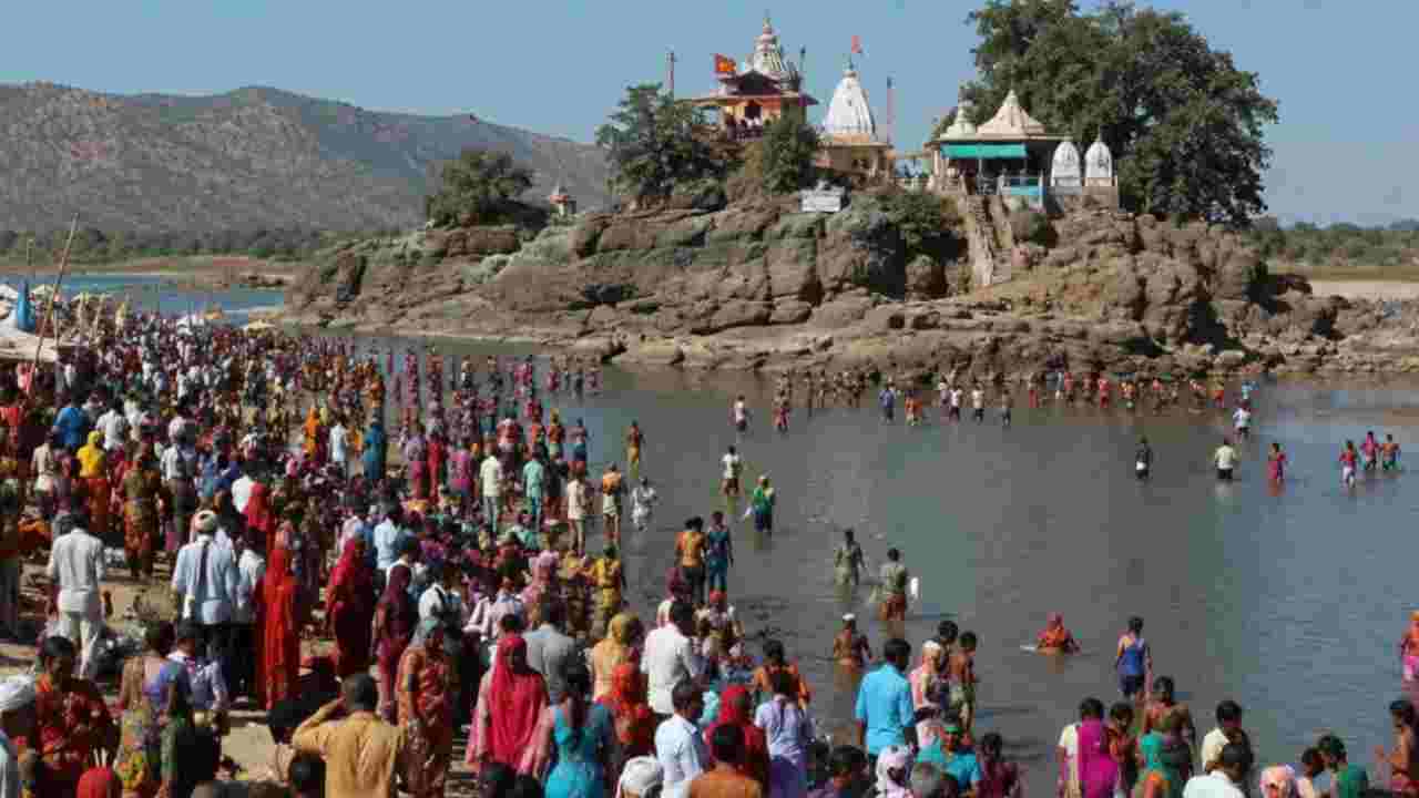 পাঁচ দিনের জন্য বদলে যায় শান্ত গ্রাম, বাণেশ্বরে বসে আদিবাসীদের ‘কুম্ভ’
