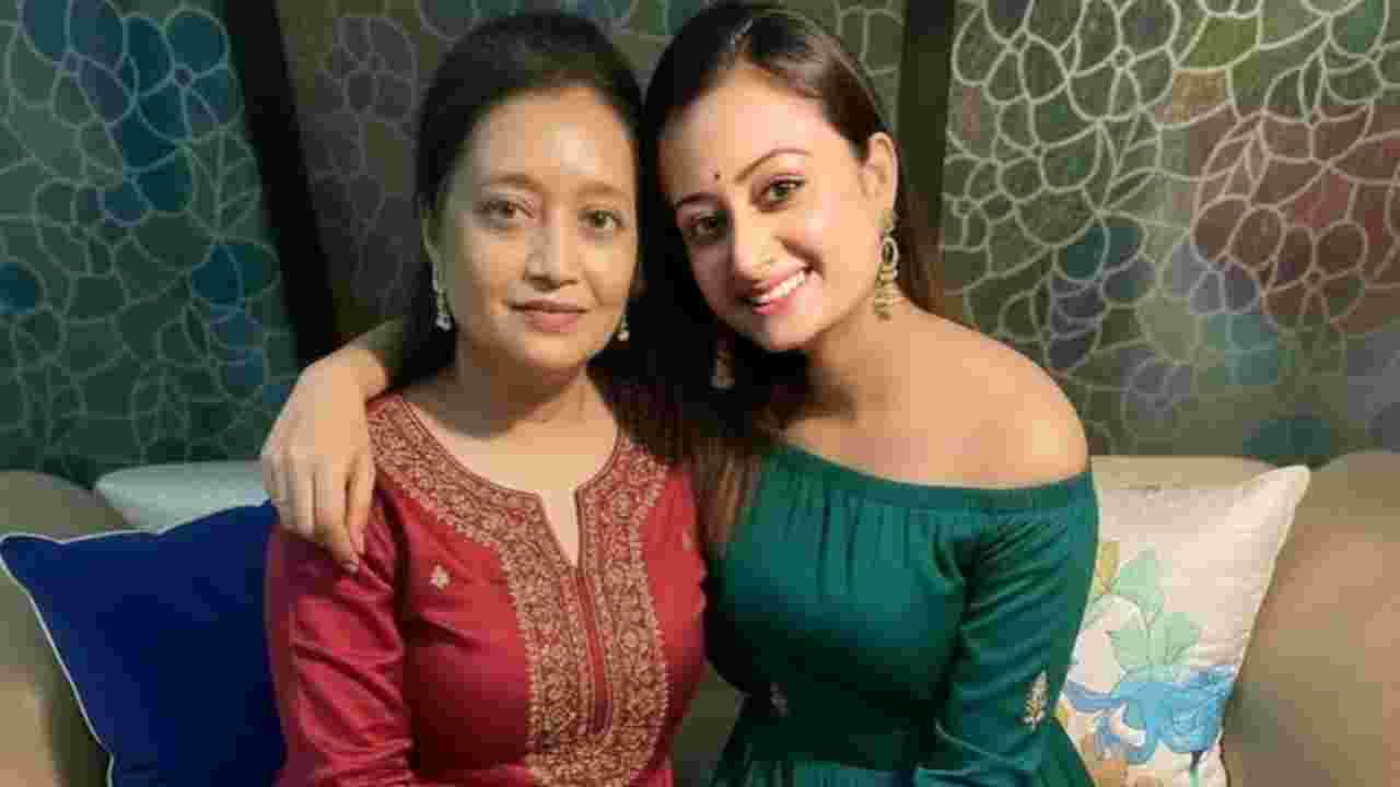 মাকে হারানোর দু’বছরেও স্মৃতি অমলিন, আবেগঘন পোস্টে ভাসলেন তন্বী লাহা রায়