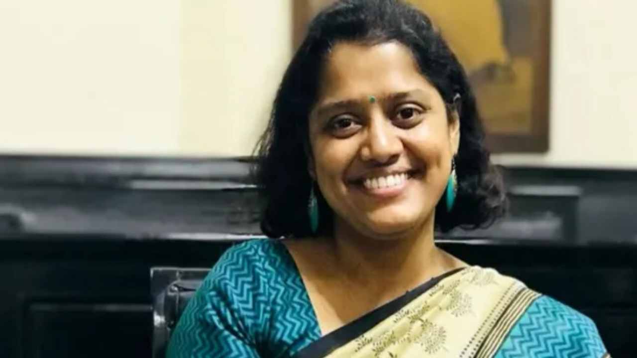 ‘মেয়ে হয়ে কী করবে?’— সেই কটূক্তির জবাব দিয়ে আজ জেলার ডিএম শ্বেতা!