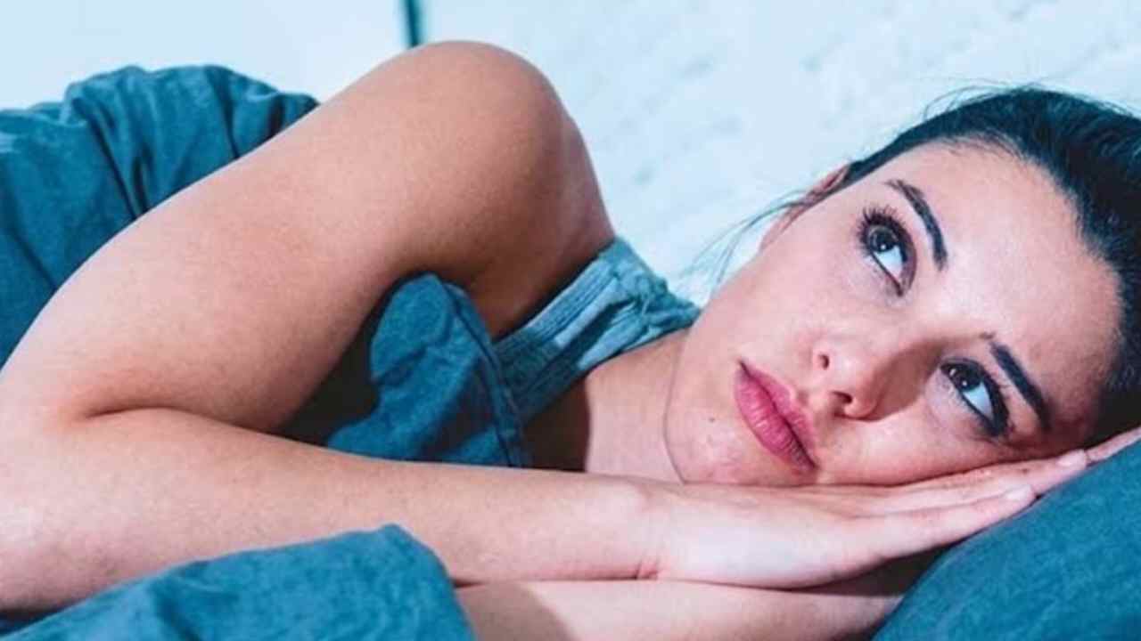 রাতে বার বার ঘুম ভেঙ্গে যায়? অনিদ্রা কাটাতে বদলান দৈনন্দিন অভ্যাস