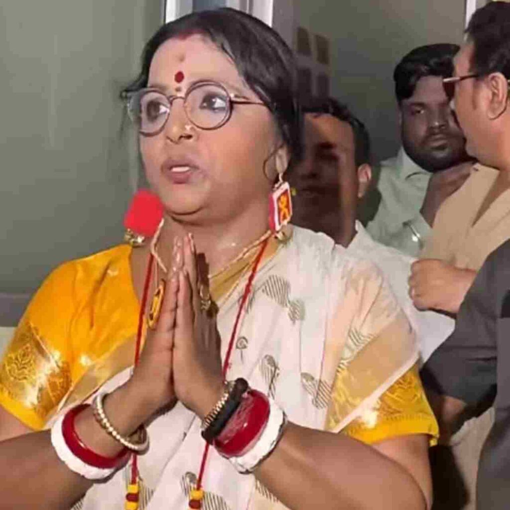 টেকনিশিয়ান স্টুডিওতে পাপিয়া অধিকারী