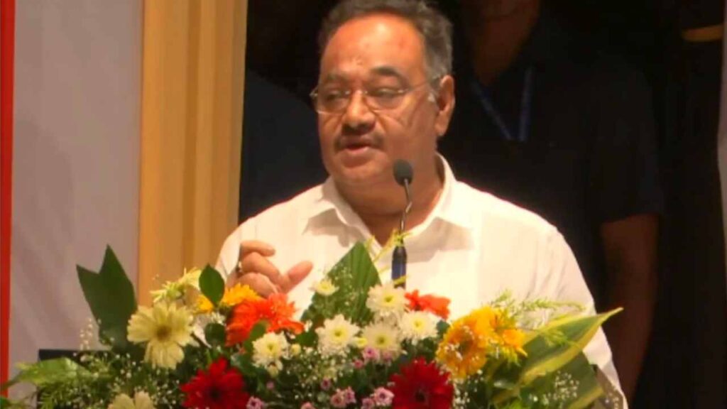 ১৮ মে, সোমবার। কৃতী পড়ুয়াদের সংবর্ধনা প্রদান অনুষ্ঠানে শমীক ভট্টাচার্য।