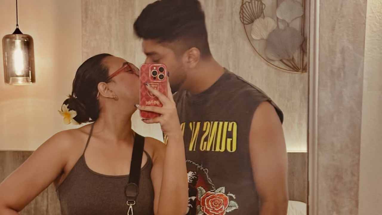 প্রেমিকের সঙ্গে ঠোঁটঠাসা চুম্বন, বেডরুম সিক্রেট ফাঁস করতেই চর্চায় রাজের ভাগ্নি