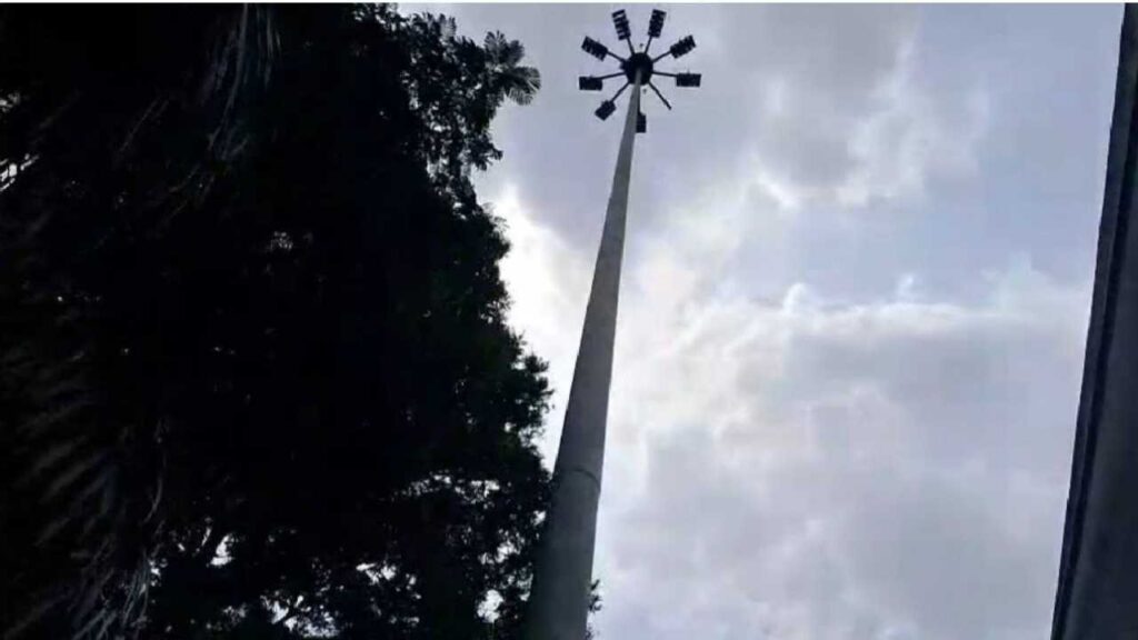 এই বাতিস্তম্ভ থেকেই খুলে পড়ে আলো