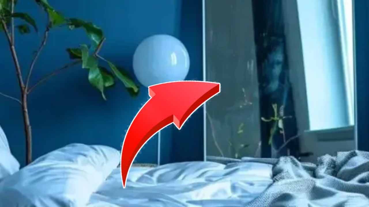 Vastu: বিছানার সামনে আয়না রাখছেন? বাস্তু মতে বাড়তে পারে অশান্তি, জেনে নিন সমাধান