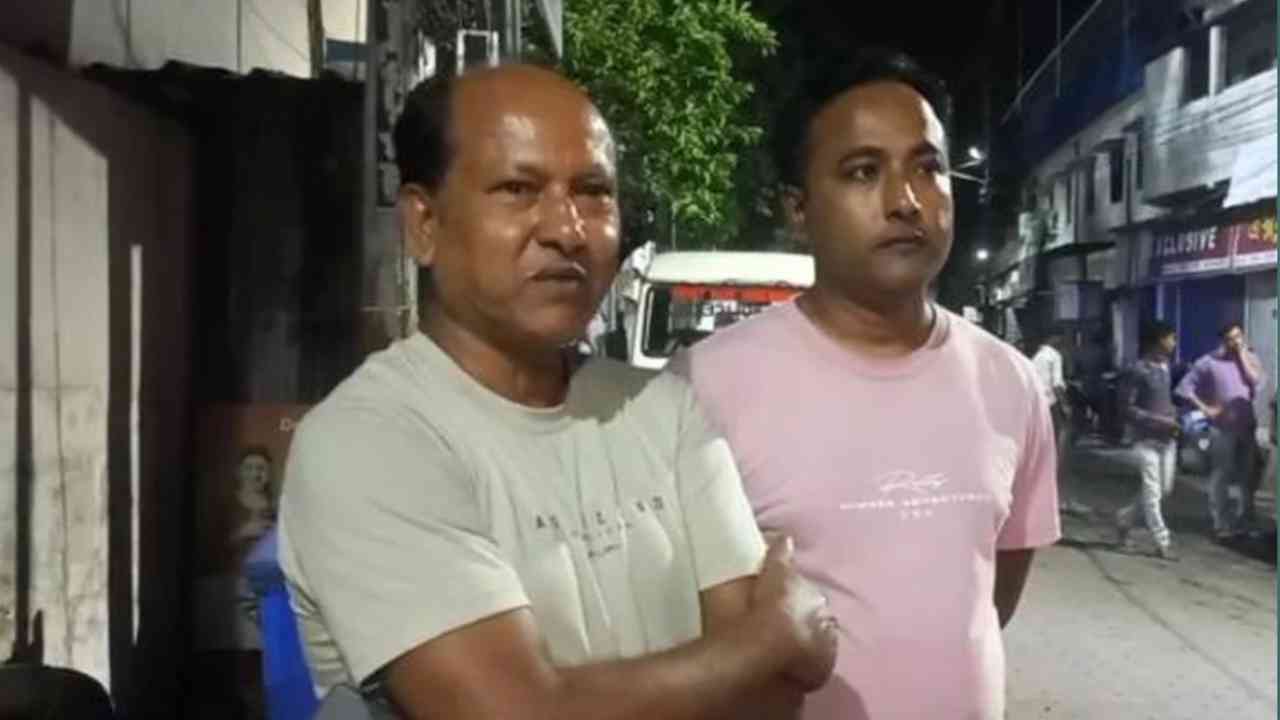 ছেলের সঙ্গে পদ্মশ্রী প্রাপ্ত তাঁতশিল্পী জ্যোতিষ দেবনাথ