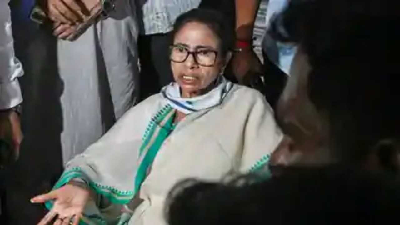 শিলিগুড়িতে মমতা বন্দ্যোপাধ্যায়ের বিরুদ্ধে FIR, ধর্মীয় মন্তব্য ঘিরে বিতর্ক তুঙ্গে