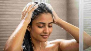 Lifestyle: দিনে কতটা চুল পড়া স্বাভাবিক? মাথার ত্বক পরিষ্কার রাখতে শ্যাম্পুর ৭ কার্যকর নিয়ম