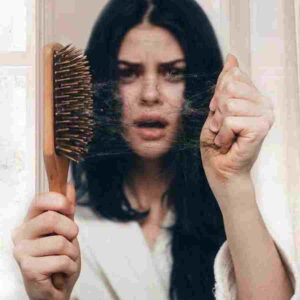 Hair Care: চুল আঁচড়ানো বন্ধ করলেই মিলবে সমাধান? কেশচর্চার নতুন তত্ত্ব নিয়ে সতর্ক করলেন বিশেষজ্ঞরা