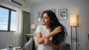 দিনভর এসিতে থাকলে চুল শুষ্ক হচ্ছে? বাড়ি ফিরে এই যত্নে ফিরবে জেল্লা