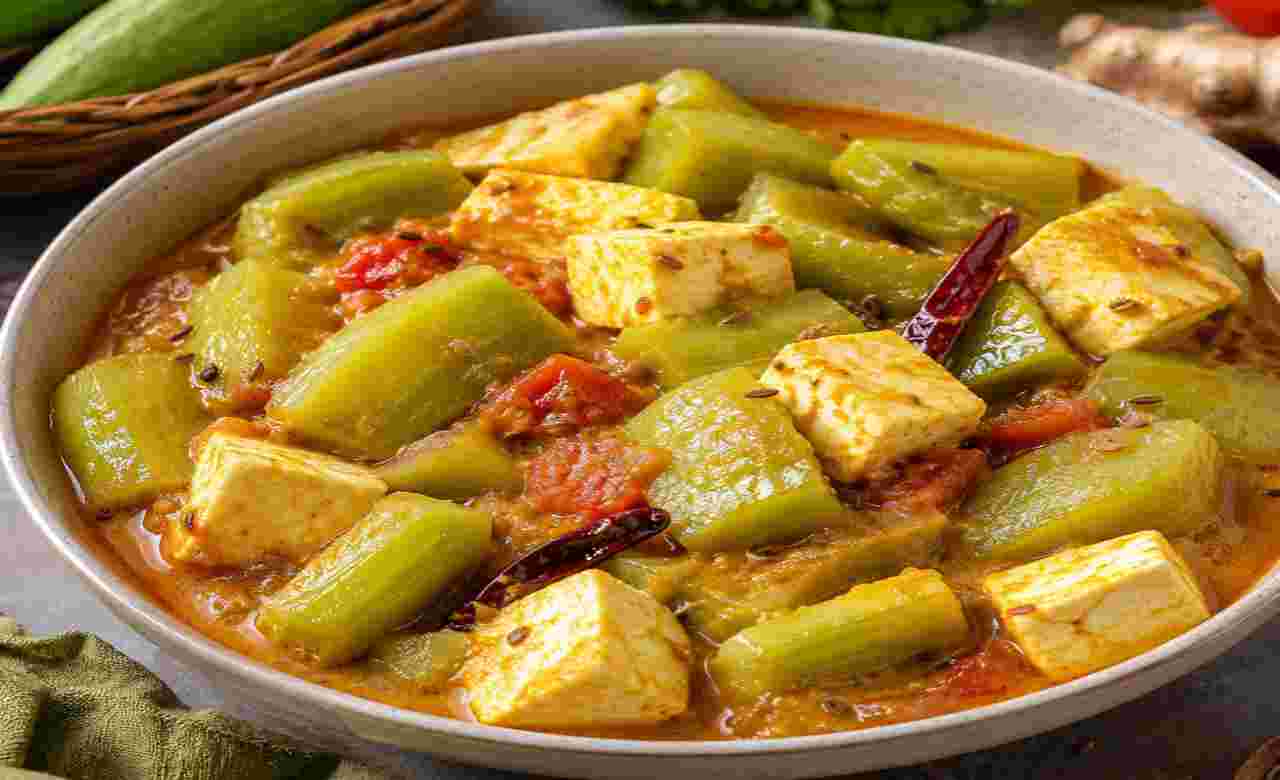 Recipe: কম মশলায় স্বাস্থ্যকর রান্না, ঝিঙে ও পনিরের যুগলবন্দিতে বাড়ুক স্বাদের মাত্রা
