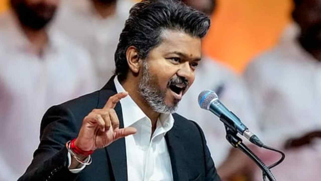 কালো-সাদা পোশাকের দর্শন ব্যাখ্যা করলেন বিজয়
