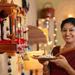 Vastu: দাঁড়িয়ে নয়, আসনে বসেই উপাসনা! বাস্তুশাস্ত্র মতে পুজোর সঠিক নিয়ম জানেন তো?