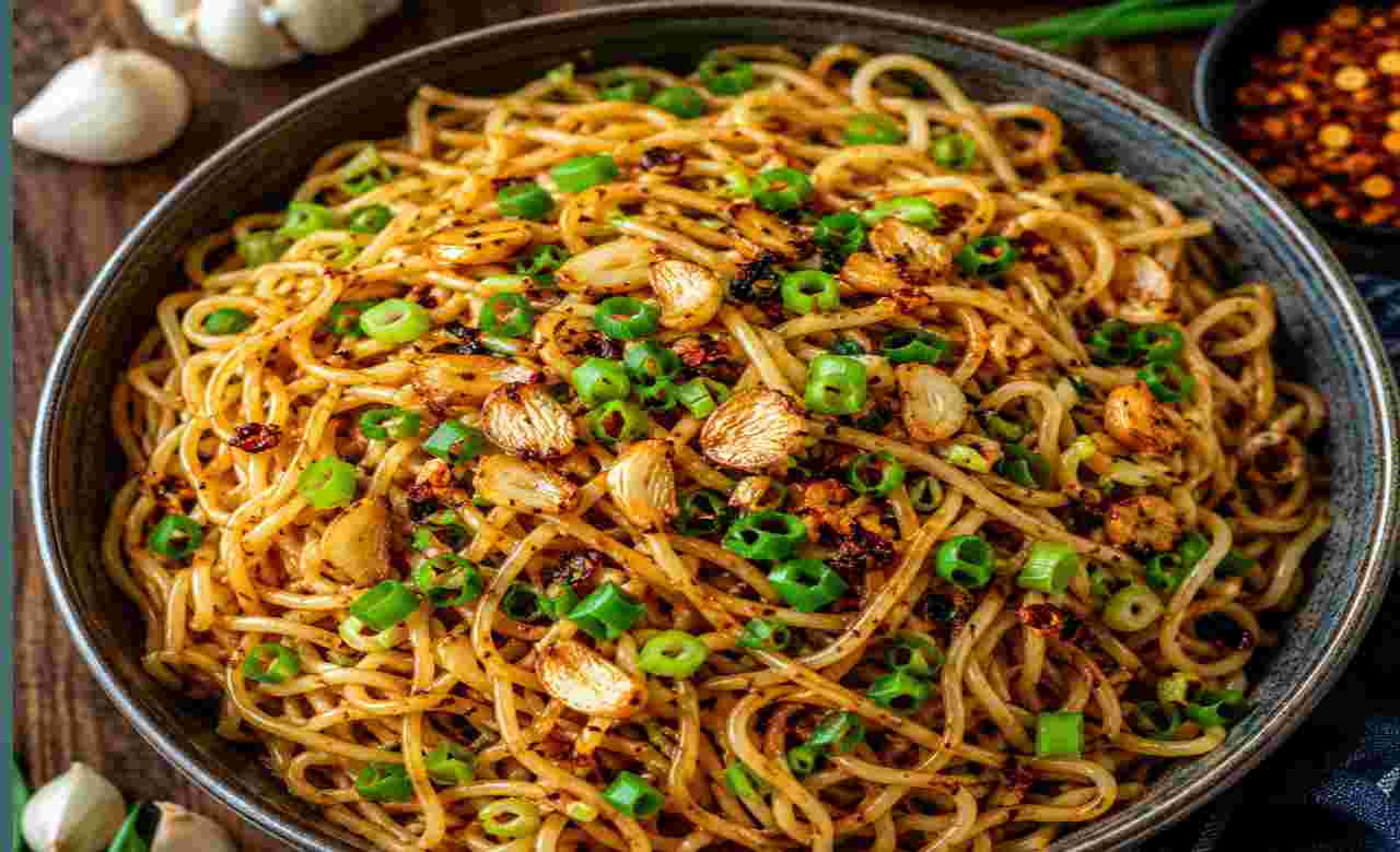 Recipe: রোজকার ভাত-রুটির একঘেয়েমি কাটাতে ঘরেই বানান ধোঁয়াটে স্বাদের রসুন পোড়া নুড্‌লস
