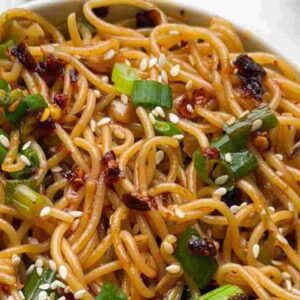 Recipe: রোজকার ভাত-রুটির একঘেয়েমি কাটাতে ঘরেই বানান ধোঁয়াটে স্বাদের রসুন পোড়া নুড্লস