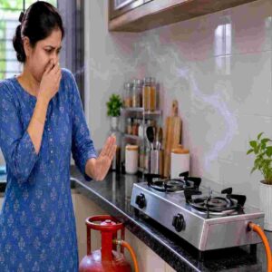 Lifestyle: রান্নাঘরে গ্যাস লিকের গন্ধ পেলে আতঙ্ক নয়, এই ভুলগুলো এড়িয়ে চললেই কমবে বড় দুর্ঘটনার আশঙ্কা