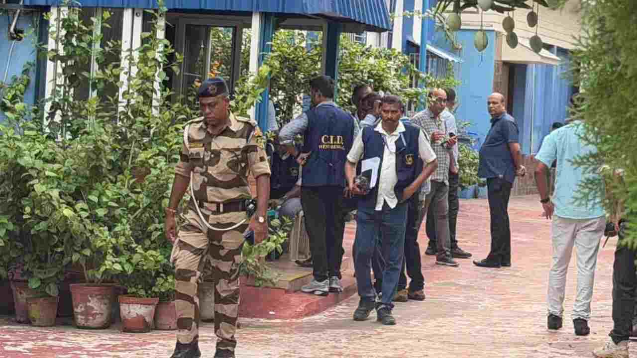 মমতার বাড়ির পাশের তৃণমূল অফিসে CID, অভিষেকের দফতরেও তল্লাশি