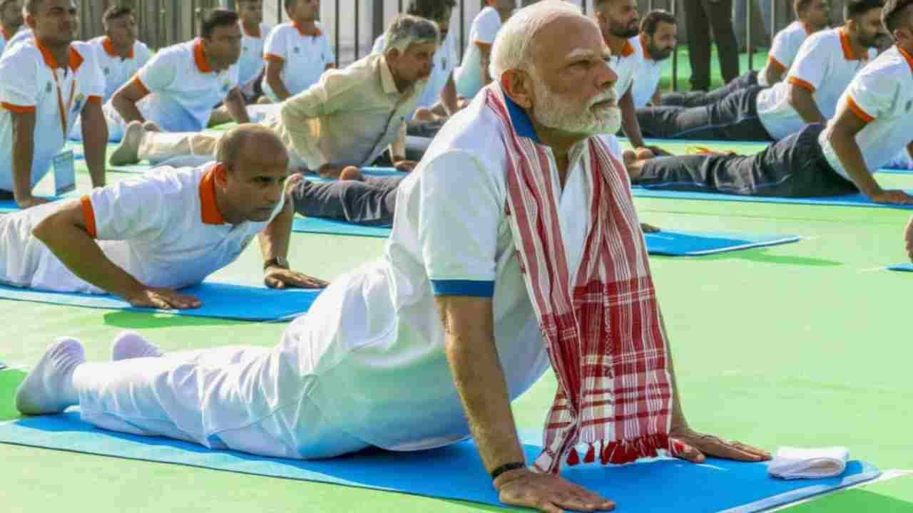 যোগাই জীবন যোগাই পেশা! রেড রোডে যোগ দিবস পালন করবেন প্রধানমন্ত্রী নরেন্দ্র মোদী!