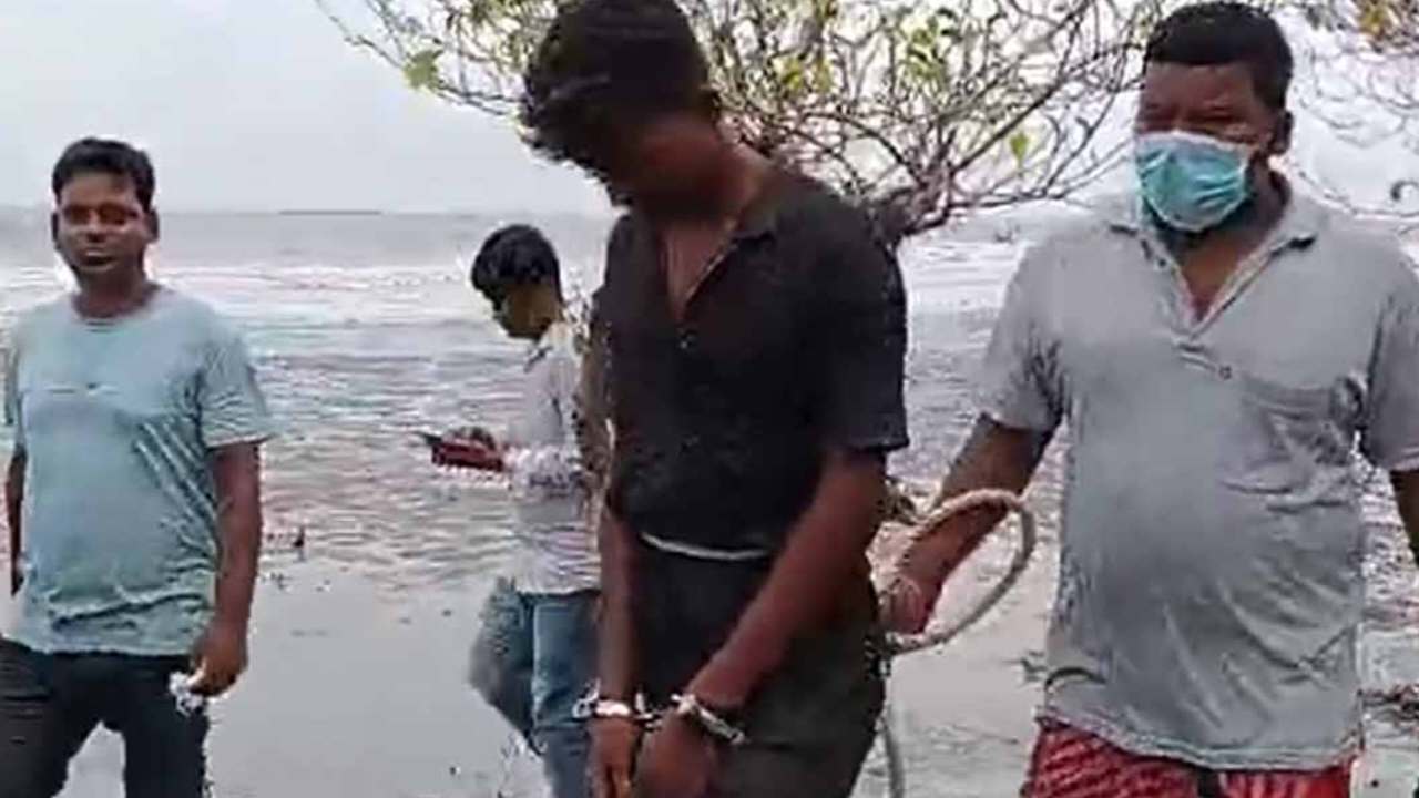 অভিযুক্ত প্রেমিককে নিয়ে ঘটনাস্থলে পুলিশ