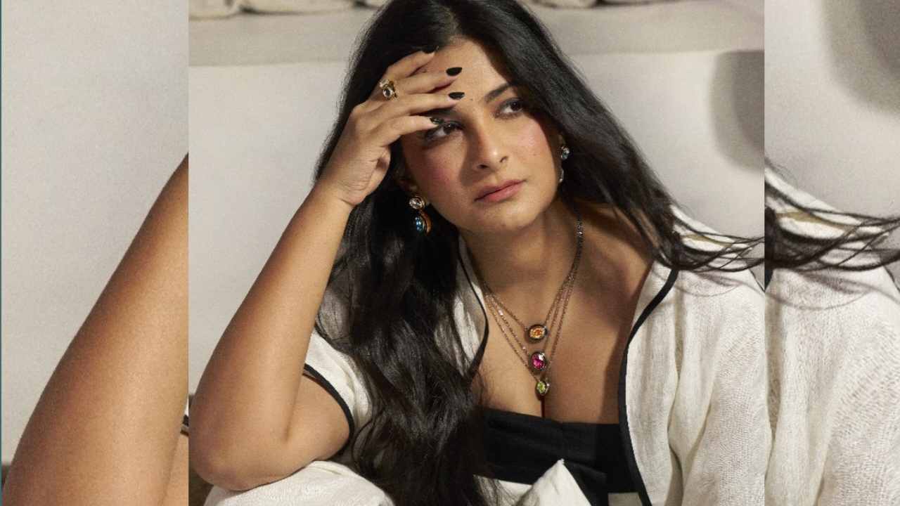 উধাও দেড় কোটির হিরের দুল! নিউইয়র্ক সফরে গিয়ে বিপাকে পড়ে পুলিশের দ্বারস্থ রিয়া কপূর