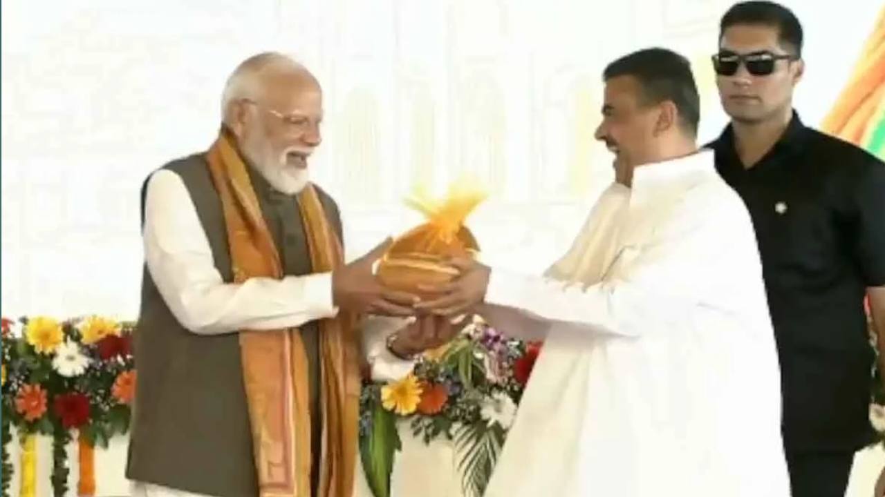 রসগোল্লা-জলভরা সন্দেশে মোদিকে বরণ, তারকেশ্বরে শুভেন্দুর বিশেষ উপহার