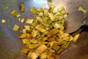 Recipe: কাঁচকলার খোসা আর ফেলবেন না! ঘরেই বানান ঝাল-ঝাল চাটনি, ভাত-রুটির সঙ্গে জমবে দারুণ