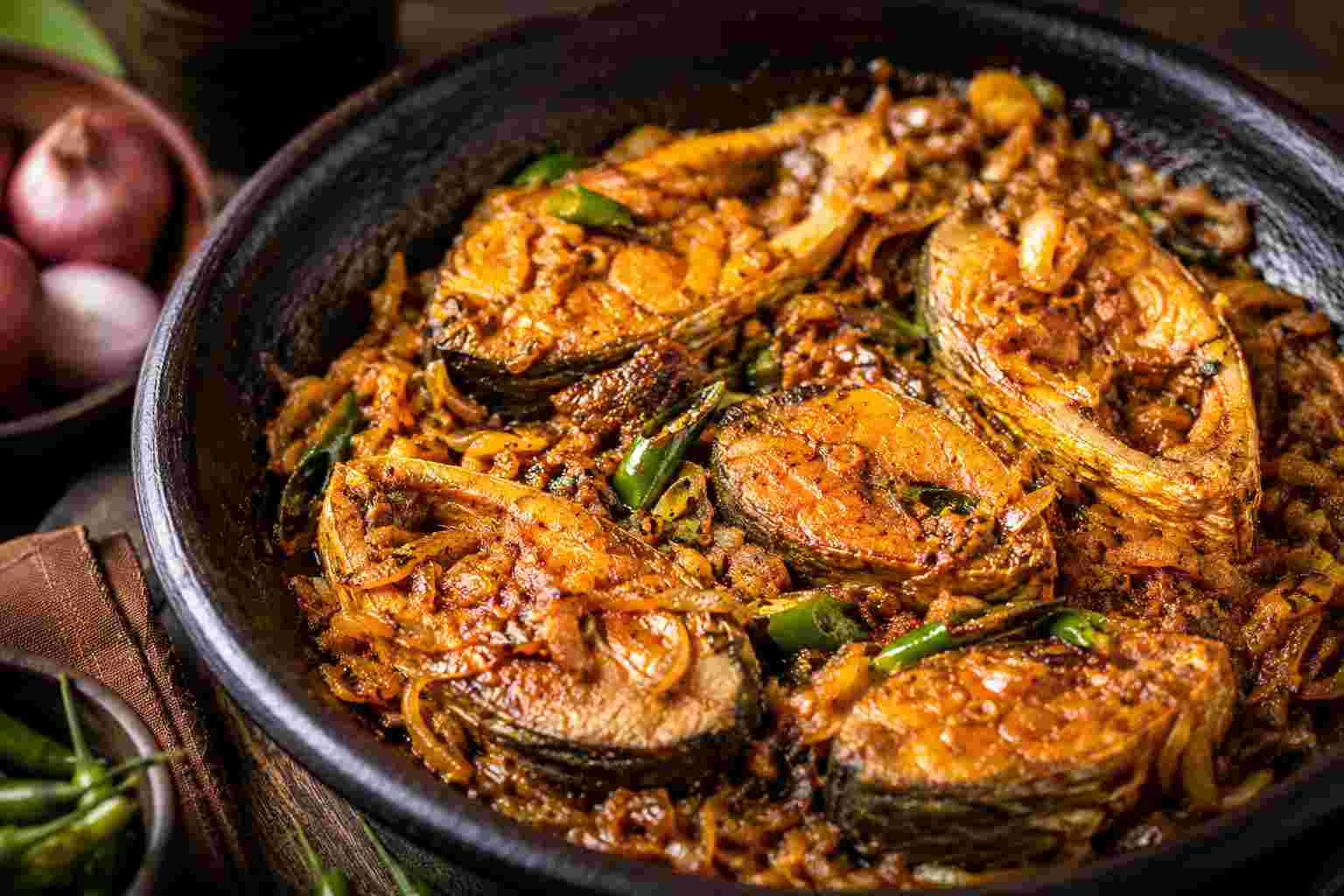 Recipe: ইলিশের স্বাদে নতুন চমক, বরিশালের কায়দায় বানান হাতে মাখা ইলিশ ভুনা