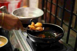 Recipe: খাস্তা পকোড়ার রহস্য কী? বেসন না চালগুঁড়ি, কোন উপাদানে মিলবে মুচমুচে স্বাদ