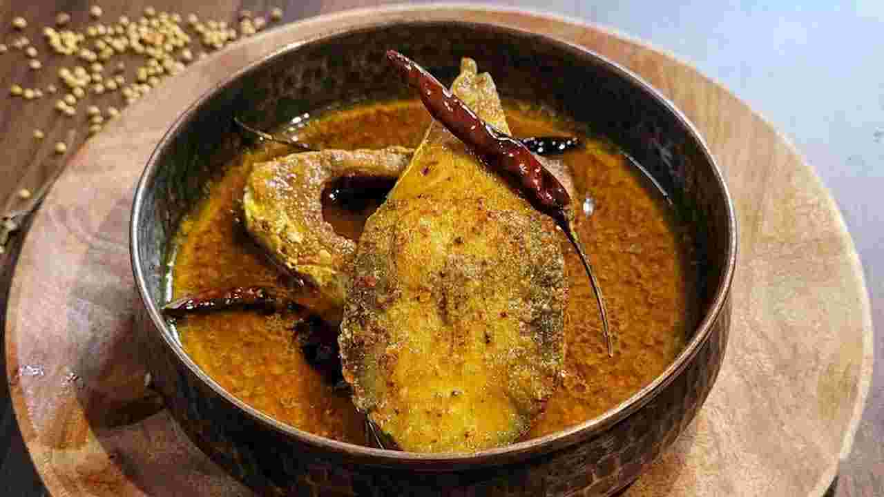 Recipe:বর্ষার দুপুরে গরম ভাতের সেরা সঙ্গী, সহজেই বানান পূর্ববঙ্গের কাসনপোড়া ইলিশের ঝোল