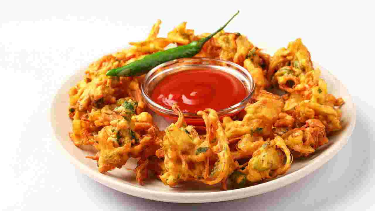 Recipe: চাউমিন শুধু নুডলস নয়, পকোড়া থেকে স্যান্ডউইচ— ঘরেই বানিয়ে ফেলুন ৩ মুখরোচক পদ