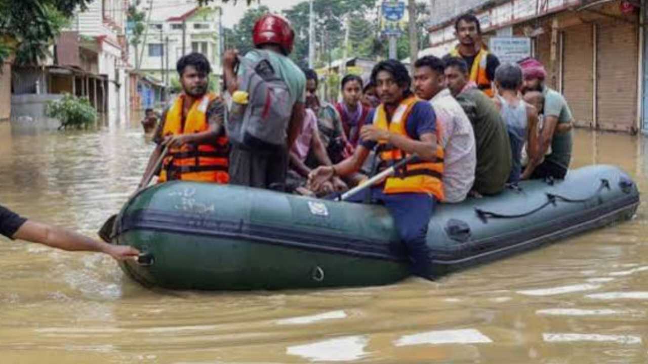 ত্রিপুরায় ভয়াবহ বন্যা, ঘরছাড়া ১১ হাজার!