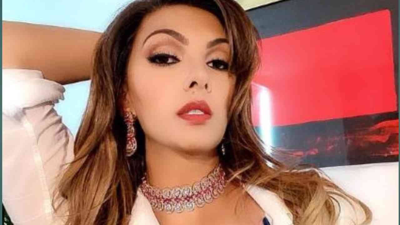 ৫ বছর বয়সে বাড়ির রাঁধুনির হাতে যৌন নির্যাতনের শিকার সোমি আলি, চুপ থাকতে বলেছিলেন মা-বাবা