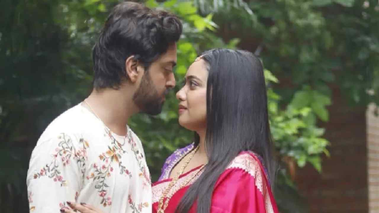 Anubhav-Anushkaa: ইলিশের মাথা দিয়ে কচুশাক থেকে খাসির মাংস, পোলাও—অনুভব-অনুষ্কার বাগদানে জমজমাট বাঙালি ভোজ