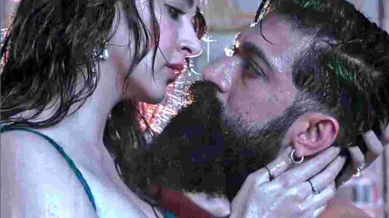 ‘গান না কন্ডোমের বিজ্ঞাপন?’—‘টক্সিক’ নিয়ে বিতর্কে যশের সপাট জবাব