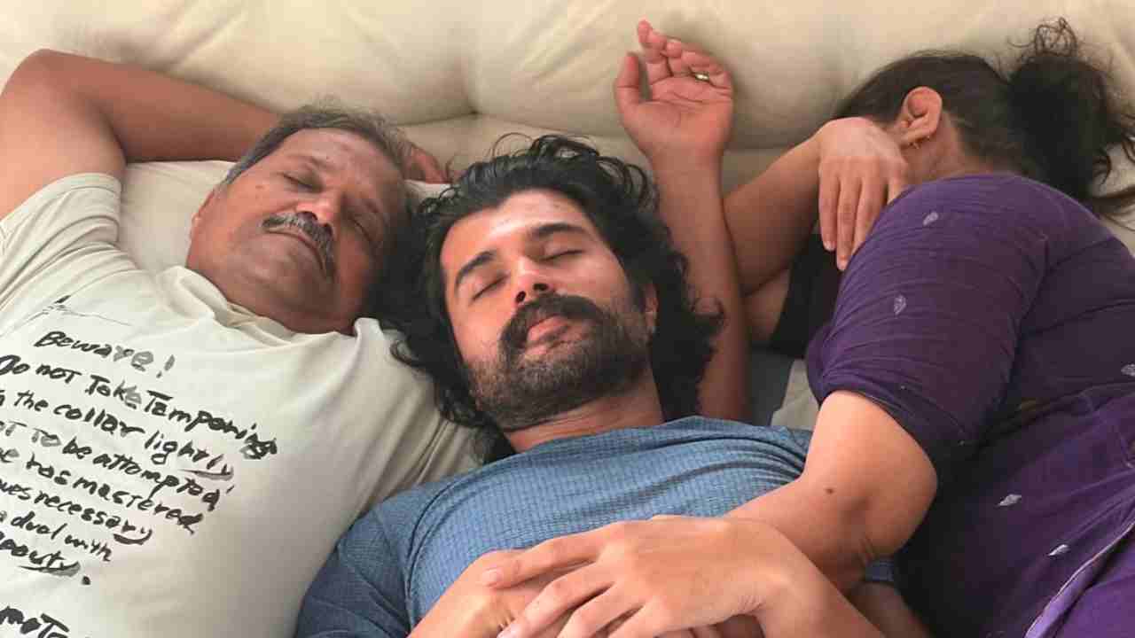 বিয়ের পরও মা-বাবার মাঝে ঘুম বিজয়ের! ছবি তুলে খুনসুটি রশ্মিকার, ‘আক্ষেপ’ নিয়ে সরগরম নেটপাড়া