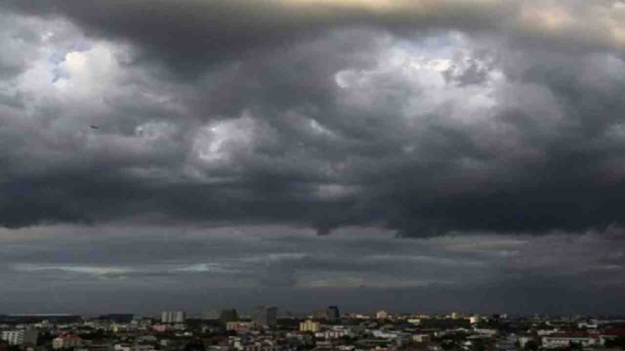 মেঘলা আকাশ, দমকা হাওয়া, ভারী বৃষ্টি—আজ কোন কোন জেলায় দুর্যোগের পূর্বাভাস?