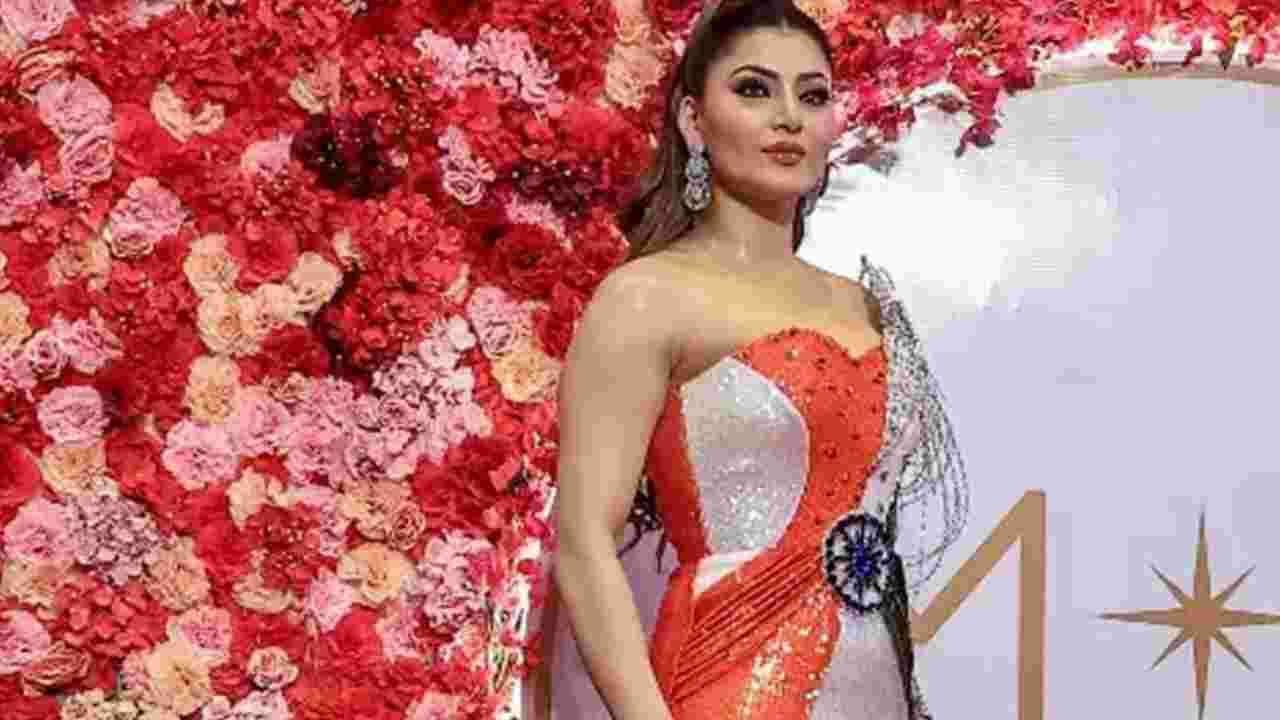 তেরঙ্গা পোশাকে উর্বশী, জাতীয় পতাকার অবমাননার অভিযোগে বিতর্ক তুঙ্গে