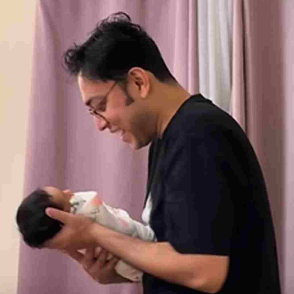 ছেলেকে কোলে নিয়ে অনুপম