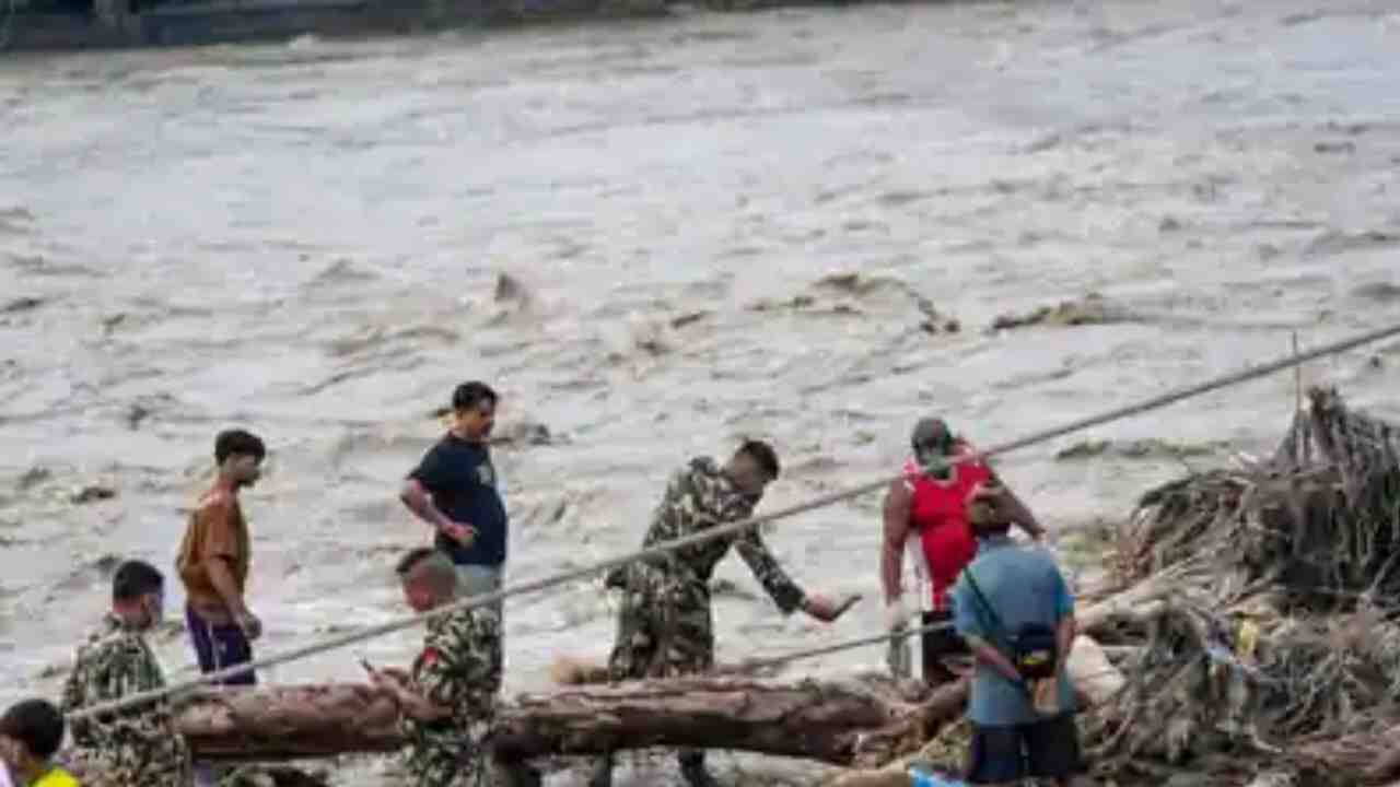 ‘জলের রঙ গাঢ় হচ্ছে’, ফের নয়া বিপদের সতর্কবার্তা নেপালে! উদ্ধারকারী টিম পাঠাল ভারত, ত্রাণে কী কী?
