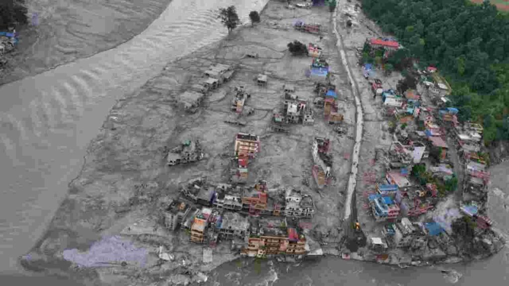 হড়পা বানের পর নেপালের নুয়াকোট জেলায় ত্রিশূলী এবং তাদি নদীর সঙ্গমে বিধ্বস্ত পরিস্থিতি।