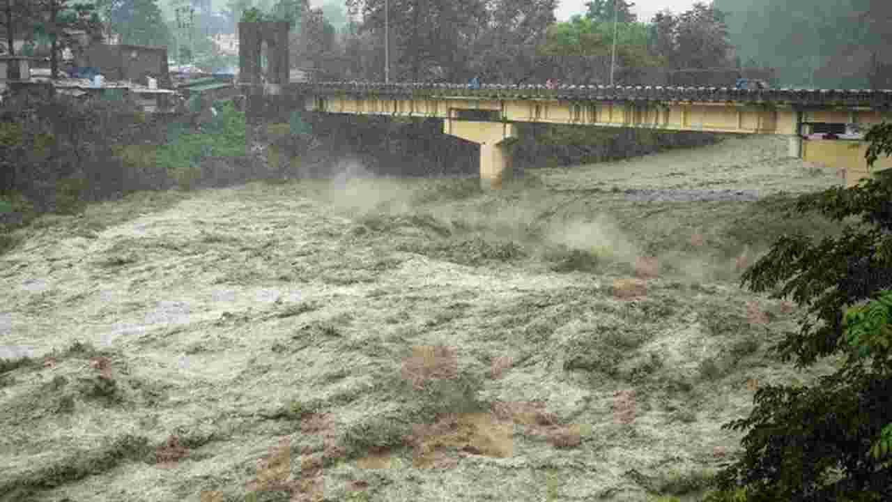 উত্তরাখণ্ডে ভয়ঙ্কর রূপ নিয়েছে নদী