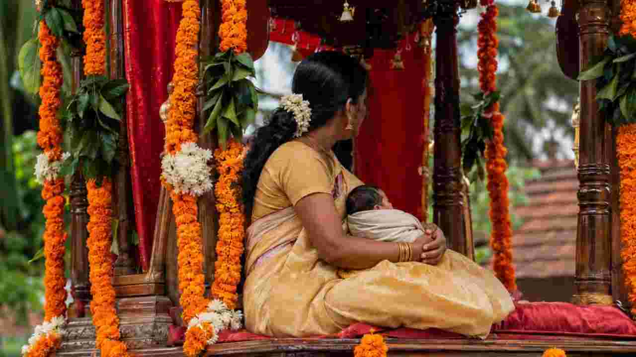 ২০০ বছর পর পরিবারে এল কন্যাসন্তান! রথে চাপিয়ে, বাজনা বাজিয়ে রাজকীয় সংবর্ধনায় মা ও সদ্যোজাতকে বাড়ি আনল পরিবার