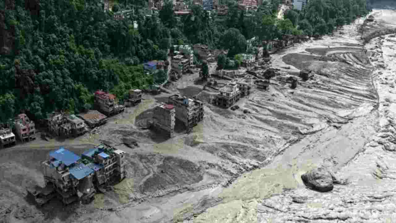 নেপালের হড়পা বানে ধ্বংসস্তূপের নীচে ৬০ ঘণ্টা! জীবিত উদ্ধার মনীষা, মা-বাবাকে দেখেই অভিমানের প্রশ্ন