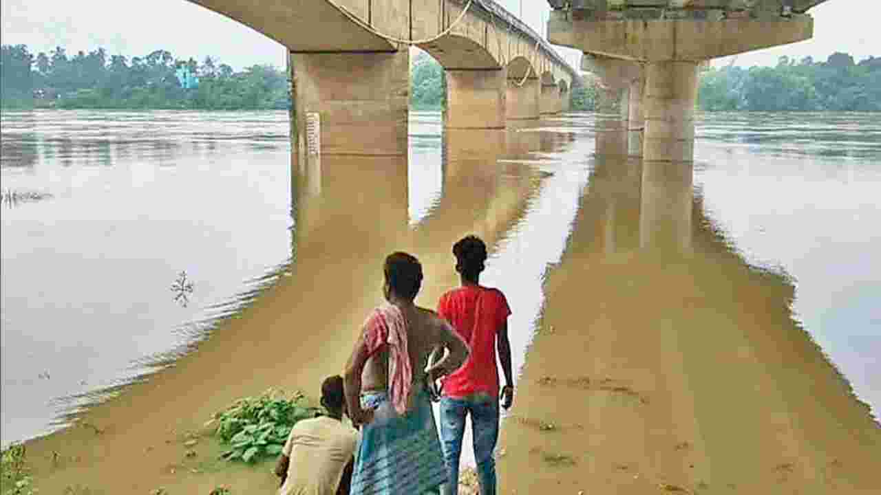 ডিভিসির জল ছাড়ায় বন্যার আশঙ্কা, হুগলি-হাওড়ায় তৎপর প্রশাসন! হাসপাতালে ভিড় প্রসূতিদের, চিন্তায় চাষিরা